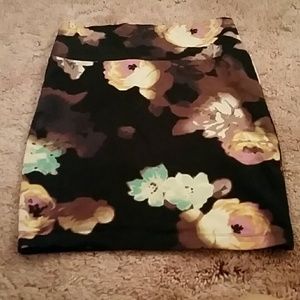 Cute floral mini skirt!